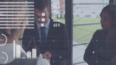 İş adamları finansal veri tabloları ve dünya haritası animasyonları üzerinde tartışıyorlar. Takım çalışması, planlama, strateji, işbirliği, analiz, toplantı