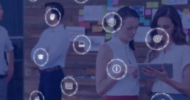 Modern ofiste tablet kullanan iş kadınları üzerinde dijital simge animasyonu. Teknoloji, yenilik, takım çalışması, işbirliği, şirket, profesyonel