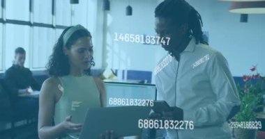 Muhtelif meslektaşların ofiste iş görüşmesi üzerine iş veri işleme animasyonu. tartışma, takım çalışması, teknoloji, işbirliği, toplantı, dijital