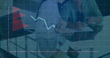 Ofiste çalışan iş adamlarının finansal veri tablosu animasyonu. Analizler, finans, takım çalışması, işbirliği, teknoloji, analiz