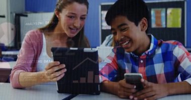 Sınıfta tablet ve akıllı telefon kullanan öğrenciler üzerine ikili kod animasyonu. Teknoloji, eğitim, dijital, öğrenme, çoklu görev, bağlantılı konsept