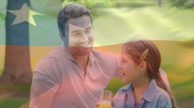 Arka planda Şili bayrağı animasyonu olan bir adam ve çocuk parkta konuşuyor. Aile, bağ, açık hava, babalık, çocukluk, boş zaman