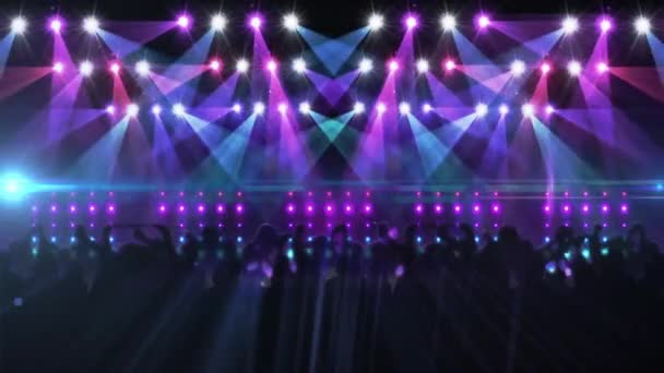 Сценические огни и анимация зрителей с фиолетовыми и синими прожекторами. Концепт, перформанс, развлечения, живое шоу, освещение, событие