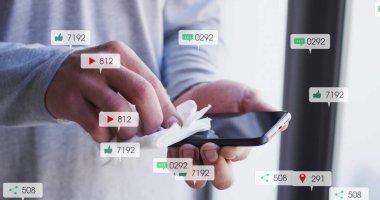 Akıllı telefonların temizlenmesi, sosyal medya bilgilendirme görüntüleri. Teknoloji, dokunmatik ekran, dijital, iletişim, sterilize etme, hijyen