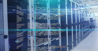 Veri merkezindeki sunucu raflarında veri işleme resmi. Teknoloji, dijital, bulut hesaplama, ağ, altyapı, veritabanı