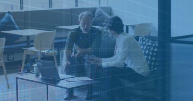 Finansal veri işleme imajı modern ofisteki iş toplantısından daha önemli. Finans, teknoloji, analiz, takım çalışması, şirket, sunum