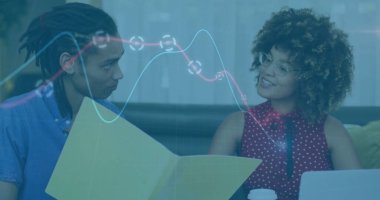 Ofiste dokümanları tartışan iki meslektaşın veri görüntülerini analiz ediyorum. İş, takım çalışması, veri analizi, işbirliği, tartışma, şirket