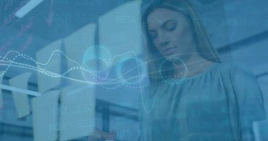 Kafkas iş kadınının ofisindeki veri işleme görüntüsü. Küresel finans, iş, bağlantılar, hesaplama ve veri işleme kavramı dijital olarak oluşturuldu.