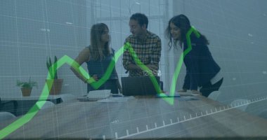 Dizüstü bilgisayardaki raporları tartışan çeşitli iş arkadaşları üzerinden numaralarını değiştiren bir grafik resmi. Dijital bileşik, çoklu pozlama, iş, büyüme, planlama, takım çalışması ve teknoloji kavramı.