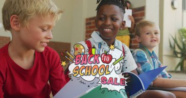 Okuldaki çeşitli mutlu öğrencilerin mesajlarına geri dönüş görüntüsü. Eğitim, öğrenim ve okul konsepti dijital olarak oluşturulmuş imaj.