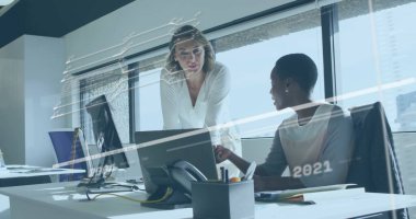 Ofisteki çeşitli iş adamlarıyla ilgili finansal veri işleme resmi. Küresel finans, iş, bağlantılar, hesaplama ve veri işleme kavramı dijital olarak oluşturuldu.