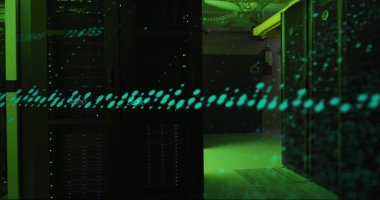 Bilgisayar sunucuları üzerinden dijital veri işleme resmi. Dijital olarak oluşturulmuş küresel bağlantılar, hesaplama ve veri işleme kavramı.