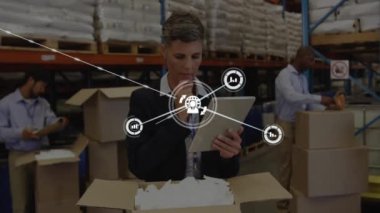 Paketlerle uğraşmak, ağ bağlantıları olan depo çalışanları ve veri işleme animasyonları. Lojistik, dağıtım, teknoloji, bağlantı