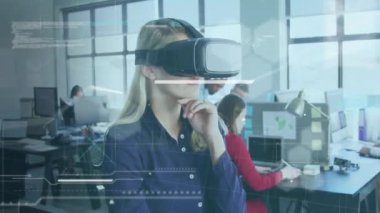 VR kulaklık kullanan bir kadın ofis ortamında fütüristik arayüz animasyonu yapıyor. Teknoloji, sanal gerçeklik, yenilik, artırılmış gerçeklik, dijital, yüksek teknoloji