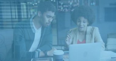 Üzerinde veri işleme animasyonu olan iki meslektaşla fikirleri tartışıyorlar. İş, takım çalışması, işbirliği, beyin fırtınası, teknoloji, analitik