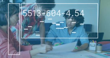 Proje üzerinde işbirliği yapmak, ofis ortamında sayısal veri animasyonunu analiz etmek. İş, takım çalışması, işbirliği, veri analizi, teknoloji, yenilik