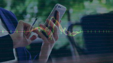 Akıllı telefon ve kalem kullanan kişinin finansal veri animasyonunu analiz ediyorum. İş, finans, analitik, teknoloji, yatırım, istatistik