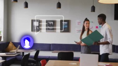 Ofiste belgeleri tartışan iki kişi üzerine sohbet balonu ve kullanıcı simgesi animasyonu. İş, iletişim, tartışma, takım çalışması, işbirliği, toplantı