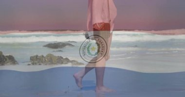 Paraguay bayrağı, arka planda dalgalarla sahilde yürüyen bir kadın için. Seyahat, yaşam tarzı, vatanseverlik, okyanus, turizm, yaz