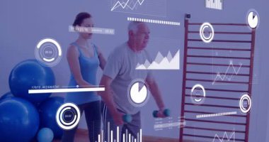 Antrenörle egzersiz yapan yaşlı bir adam, antrenman seansında form verileri animasyonu. egzersiz, eğitim, kıdemli, teknoloji, sağlık, sağlık