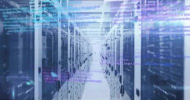 Veri merkezindeki sunucu raflarının üzerinde bilgisayar kodu animasyonu. Teknoloji, kodlama, sunucular, siber güvenlik, ağ, bulut konsepti