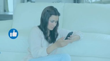 Akıllı telefon kullanan, mavi başparmaklı, sosyal medya animasyonlarıyla çevrili bir kadın. Teknoloji, sosyal ağ, popülerlik, dijital iletişim, çevrimiçi