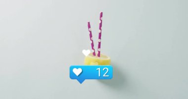 Sosyal medya pembe pipetli sarı kupa yerine animasyonu seviyor. İllüstrasyon, teknoloji, bağlılık, renkli, canlı, dijital