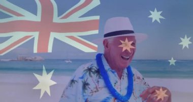 Avustralya bayrağı ve yıldız animasyonu tropikal gömlekli yaşlı bir adamın kumsalda eğlenmesi üzerine. Son sınıf, tatil, rahatlama, cennet, eğlence, sahil şeridi.