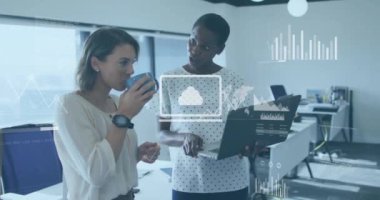 Veri analizi, dizüstü bilgisayarı olan iş kadınları ve finansal tabloların üzerinde kahve hakkında konuşmak. analitik, kurumsal, takım çalışması, strateji, büyüme, finans