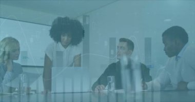 Finansal veriler ve grafik animasyonlarıyla farklı takımlar üzerinde iş toplantısı. Takım çalışması, işbirliği, finans, veri analizi, strateji, çeşitlilik