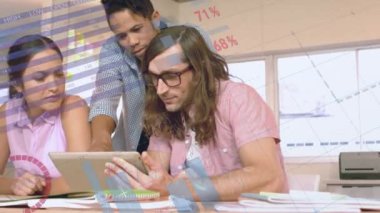 Tabletteki verileri analiz ediyorum. Çalışma alanı üzerinde küresel çizelge animasyonları olan bir iş ekibi. Takım çalışması, veri analizi, teknoloji, işbirliği, strateji, toplantı