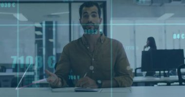 Finansal veri tabloları ve para birimi sembolleri animasyonlarıyla görevdeki işadamı. finans, yatırım, analiz, teknoloji