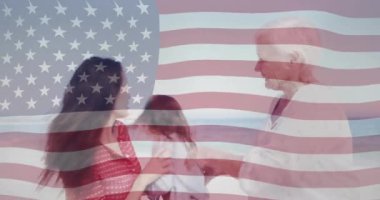 Sahilde etkileşen insanlar üzerine Amerikan bayrağı animasyonu. Vatanseverlik, ulusal, yaz, okyanus, sahil, aile