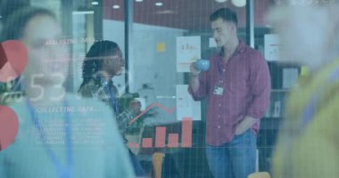 Ofisteki çeşitli iş adamları üzerinde ikili kod ve finansal veri animasyonu. finans, teknoloji, takım çalışması, işbirliği, veri analizi, dijital