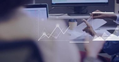 Ofiste çalışan iş adamlarının grafikleri ve çizelgeleri. takım çalışması, işbirliği, istatistik, veri, analitik, sunum
