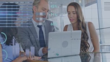 İş veri analizi, farklı meslektaşların dizüstü bilgisayarla iş görüşmesi üzerine animasyon. takım çalışması, işbirliği, çeşitlilik, tartışma, profesyoneller, ofis