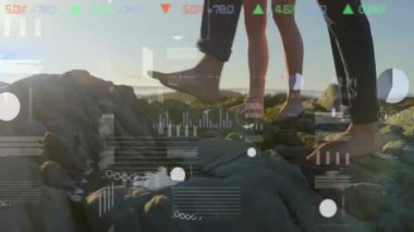 Kayalık arazide yalınayak yürüyen insanlar üzerinde veri canlandırma animasyonu. Teknoloji, kaba, doğa, açık hava, hareket, analitik