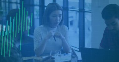 Ofisteki çeşitli iş adamları üzerinde finansal veri işleme animasyonu. Finans, veri analizi, işbirliği, çeşitlilik, takım çalışması, teknoloji