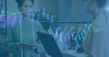Mağazadaki kıyafetleri tartışan iş adamlarının finansal veri animasyonlarını analiz ediyorum. finans, veri analizi, takım, toplantı, tartışma, perakende