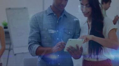 Tablet üzerinde işbirliği yapan çeşitli meslektaşlar üzerinde kod animasyonu programlanıyor. Teknoloji, takım çalışması, işbirliği, kodlama, yazılım, geliştirme