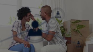 Oturma odasında birbirini kucaklayan çiftler arasında bir bağlantı ağı. Teknoloji, dijital, kucaklama, yaşam alanı, samimiyet