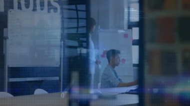 Ofisteki meslektaşlarımıza verileri sunmak, animasyon üzerinden dijital kod işleme. İş toplantısı, işbirliği, takım çalışması, sunum, veri analizi, ofis çalışması