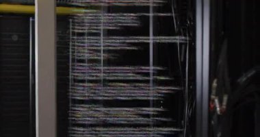 Veri merkezindeki sunucu raflarının üzerinde bilgisayar kodu animasyonu. Teknoloji, sunucu odası, kodlama, ağ oluşturma, bilişim, siber güvenlik kavramı