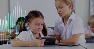 Sınıfta tablet kullanan çocukların mali veri analizi animasyonu. Teknoloji, eğitim, e-öğrenme, yenilik, dijital, öğrenme