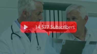 Doktor ve hasta tıbbi sonuçları gözden geçiriyorlar. 316.406 abone üzerinde animasyon var. Sağlık, danışma, teşhis, tartışma, tedavi, muayene