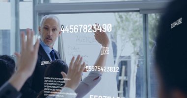 Ofisteki çeşitli iş adamlarının üzerinde işlem yapan rakamların resmi. Küresel finans, iş, bağlantılar, hesaplama ve veri işleme kavramı dijital olarak oluşturuldu.