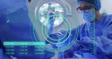 Muhtelif cerrahların ameliyat odalarında tarama ve veri işleme görüntüleri. Küresel tıp, sağlık, bilgisayar ve dijital arayüz kavramı dijital olarak oluşturuldu.