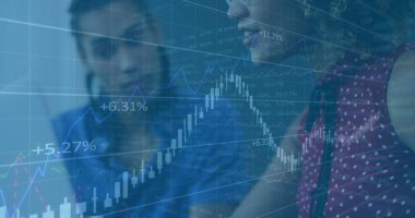 Finansal veriler ve hisse senedi piyasa analizi bilgisayarı kullanan kişinin üzerinde. Finans, yatırım, ticaret, teknoloji, grafik, grafik