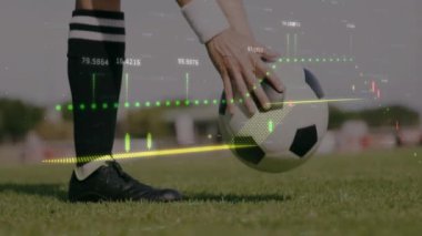 Futbol oyuncusu ve çim sahadaki top üzerinde borsa veri animasyonu. Finans, ekonomi, yatırım, ticaret, veri görselleştirme, atletizm