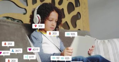 Tablet kullanan, kulaklıklı çocuk sosyal medya bildirimleriyle çevrili. Teknoloji, dijital, çoklu görev, elektronik, iletişim, modern